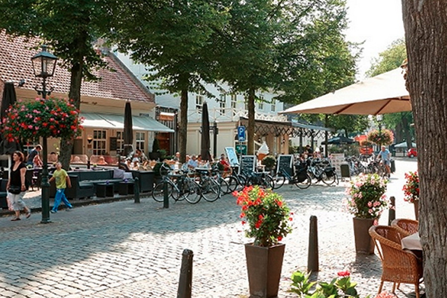Zicht op de terrasjes aan de markt in Oirschot.